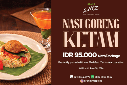 Savor rich crab fried rice with golden spice delight